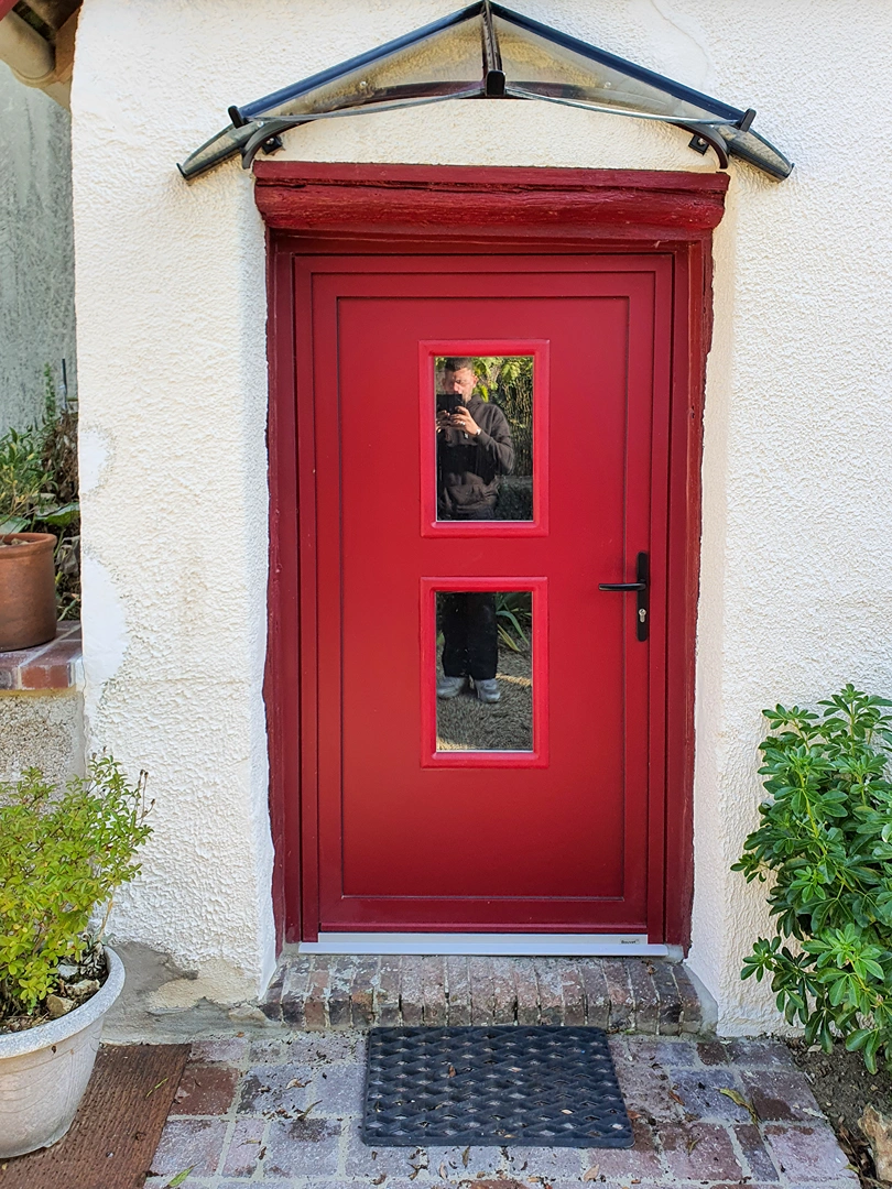 Porte d’entrée sur mesure : conseils de votre menuisier à Croth