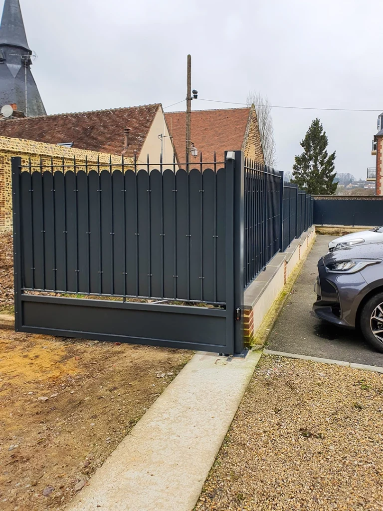 Portail aluminium, PVC ou fer : le guide de votre menuisier artisan