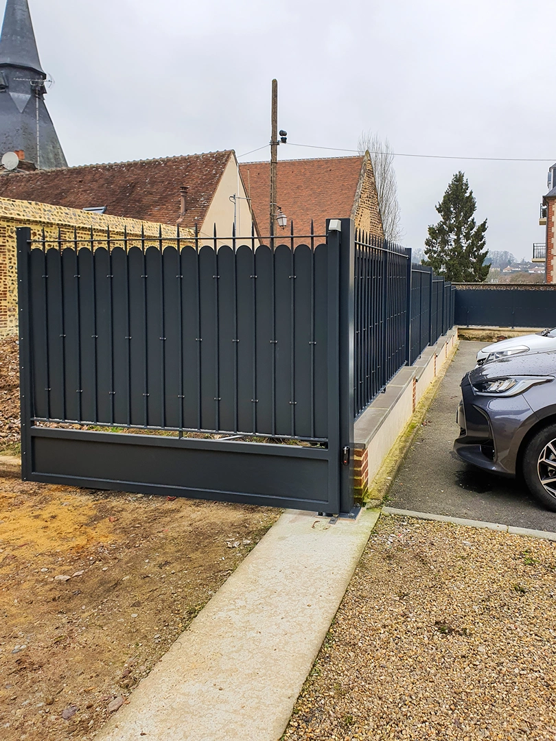 Portail aluminium, PVC ou fer : le guide de votre menuisier artisan