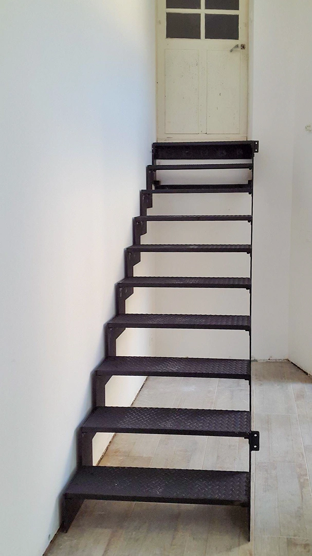 Escalier métallique : les avantages d’une structure sur mesure conçue par un artisan